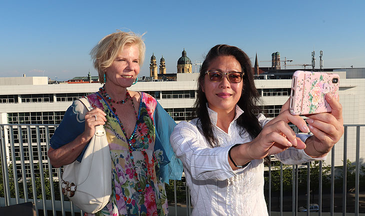 Annette Zierer, Ankie Lau genießen das Panorama des "Bel Air Prime Time Fitness” (©Foto: Martin Schmitz)
